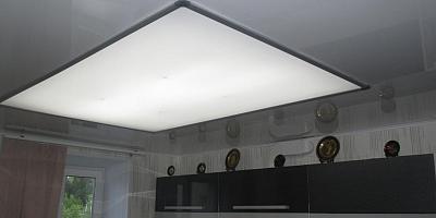 Светопроводящий натяжной потолок на кухню 8 кв.м
